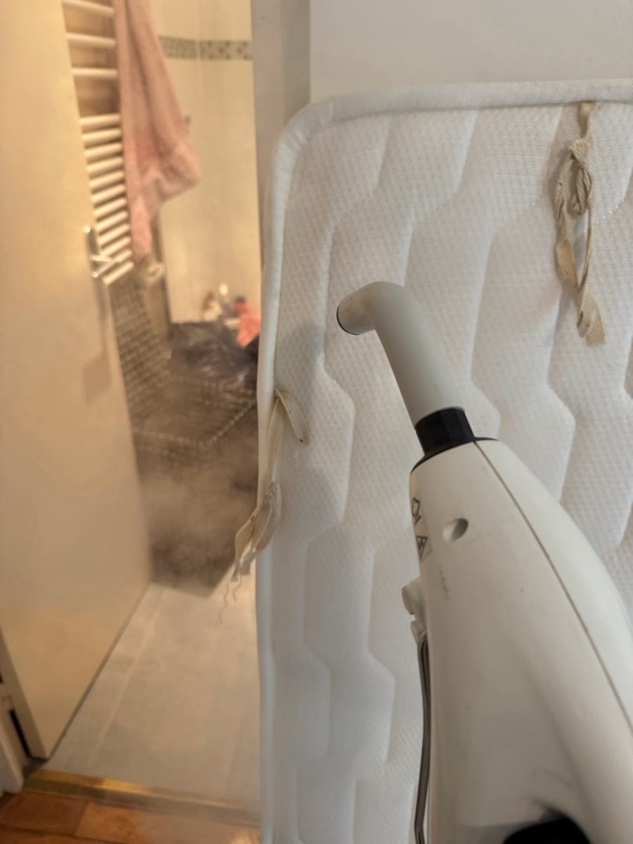 Traitement vapeur 180°C contre punaises de lit sur matelas par technicien Kosmos 3D
