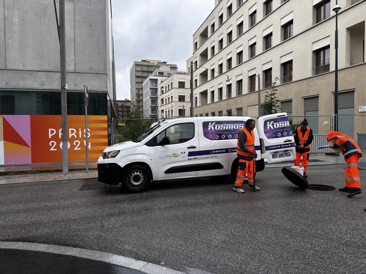 Équipe Kosmos 3D devant véhicules en intervention rue parisienne