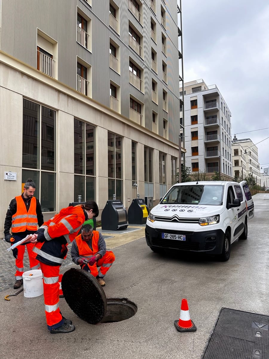 Techniciens Kosmos 3D en uniforme HV orange — intervention voirie Paris